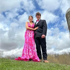 Beautiful pink jovoni prom dress! Size 2, but can fit bigger. It’s very stretchy